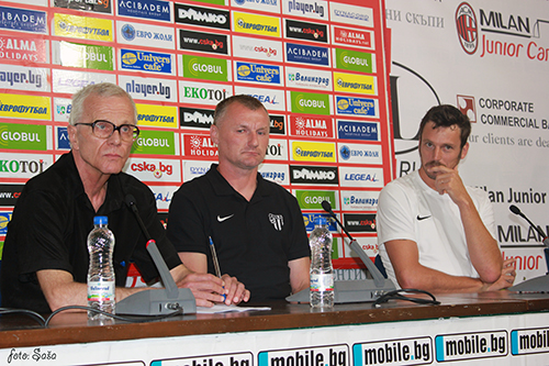 <br />
Novinarska konferenca